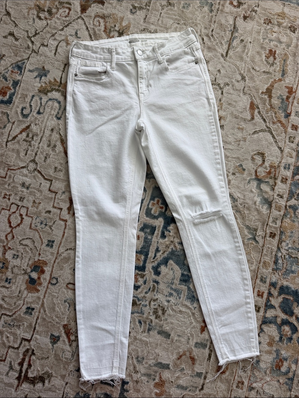 Old Navy rockstar White Skinny Jeans with Knee Distress size 4